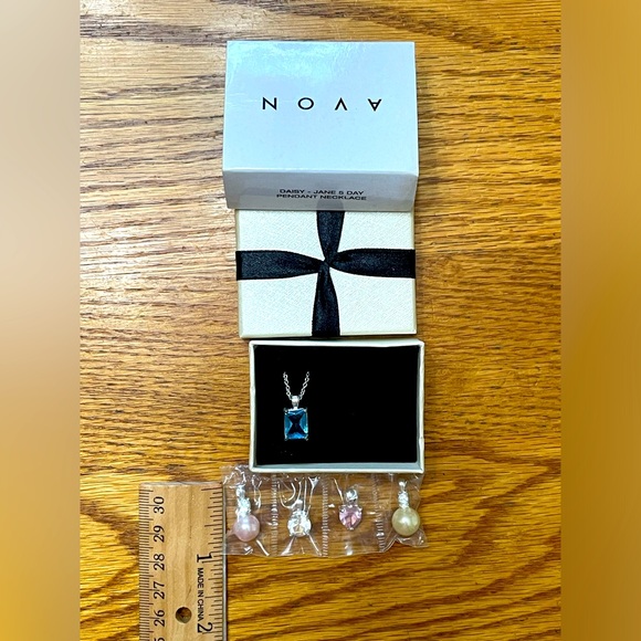 !!NEW!! Avon Daisy-Jane 5 Day Pendant Necklace Set - Picture 2 of 11